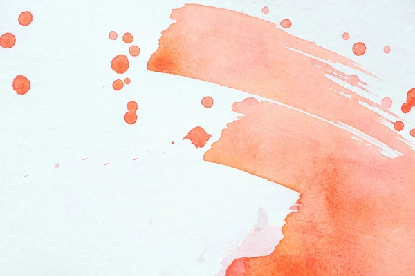 Abstrakte rote Aquarellstriche und Spritzer auf weißem Papier — Stockfoto