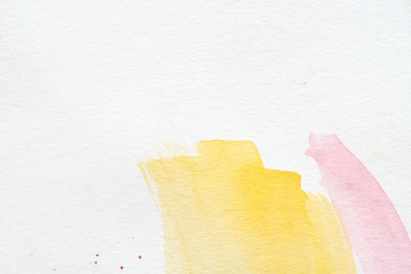 Fond abstrait avec des traits d'aquarelle jaune et rose — Photo de stock