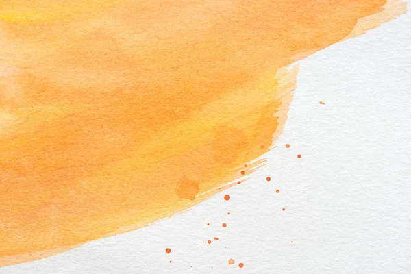 Pintura aquarela laranja abstrata com manchas de tinta em papel branco — Fotografia de Stock