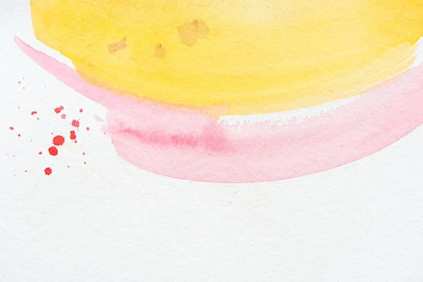 Fond abstrait avec des traits d'aquarelle jaune et rose — Photo de stock
