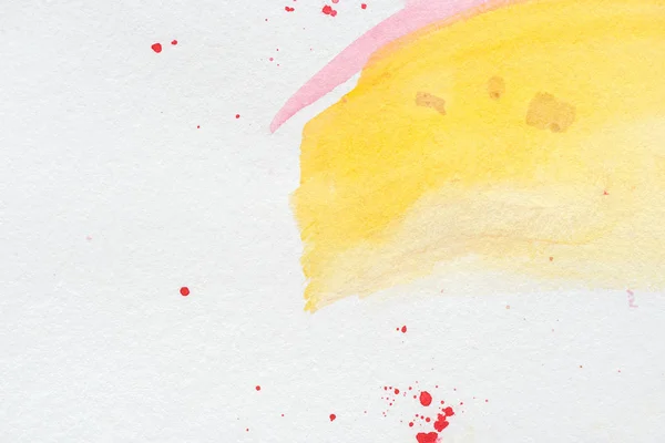 Sfondo astratto con tratti di acquerello giallo e rosa con schizzi rossi — Foto stock