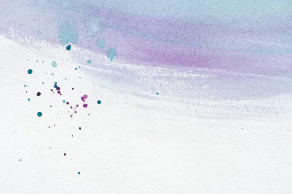 Primer plano de la pintura abstracta violeta y azul acuarela con salpicaduras - foto de stock