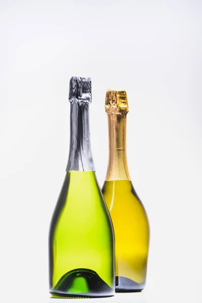 Vista de cerca de botellas de champán aisladas en blanco - foto de stock
