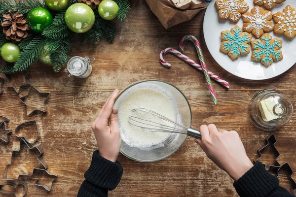 Tiro cortado de mulher fazendo massa para padaria biscoitos de Natal na mesa de madeira com grinalda decorativa — Fotografia de Stock