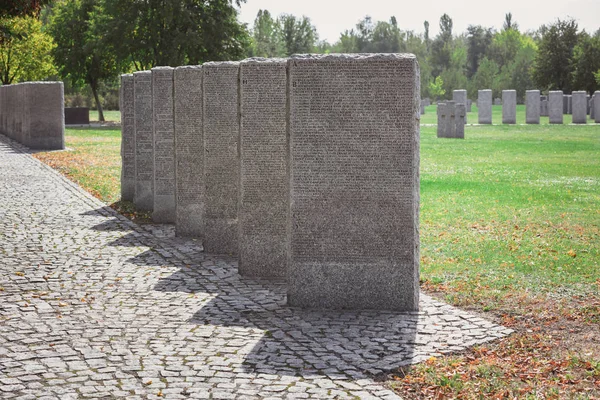 Селективное фокусирование одинаковых надгробий, расположенных в ряд на кладбище — стоковое фото