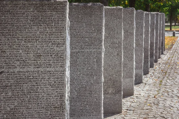 Identiche tombe in pietra con iscrizione posta in fila al cimitero — Foto stock