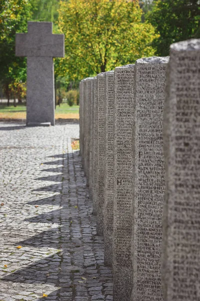 Nahaufnahme identischer Steingräber mit Schriftzug auf dem Friedhof — Stockfoto