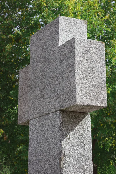 Selective focus of old beautiful memorial tombstone in shape of cross at graveyard — Stock Photo