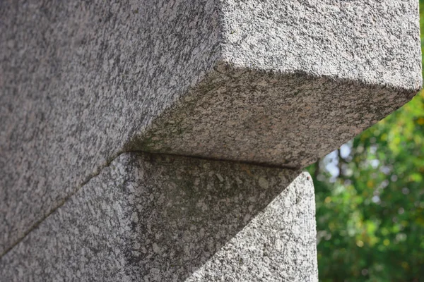Частковий вид на меморіальний надгробок у формі хреста на кладовищі — стокове фото