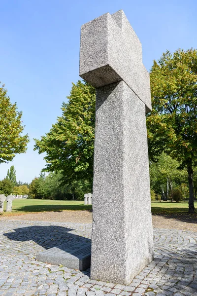 Low angle view of memorial tombstone in shape of cross at graveyard — Stock Photo