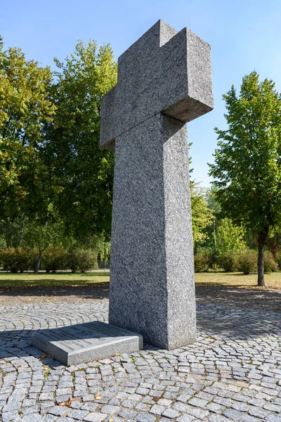 Надгробие в форме креста на кладбище — стоковое фото