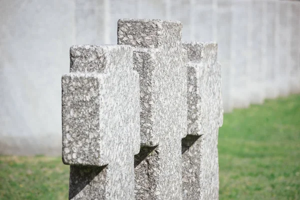 Vue rapprochée des vieilles pierres tombales commémoratives placées en rangée au cimetière — Photo de stock