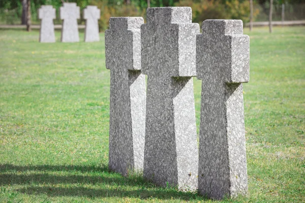 Identiche vecchie lapidi commemorative poste in fila al cimitero — Foto stock