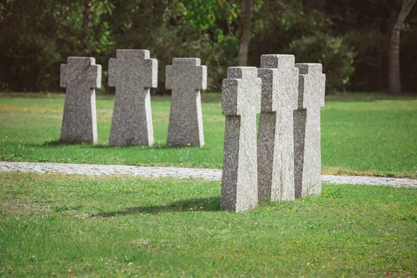 Cemitério com lápides memoriais antigos idênticos colocados em fileiras — Fotografia de Stock