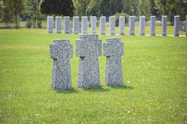Pierres tombales placées en rangée sur l'herbe au cimetière — Photo de stock