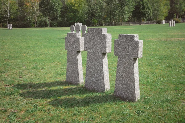 Vecchie croci in pietra commemorativa poste in fila al cimitero — Foto stock