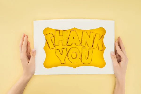 Persona recortada sosteniendo pastel en forma cuadrada en caja con letras de agradecimiento aislado sobre fondo amarillo - foto de stock