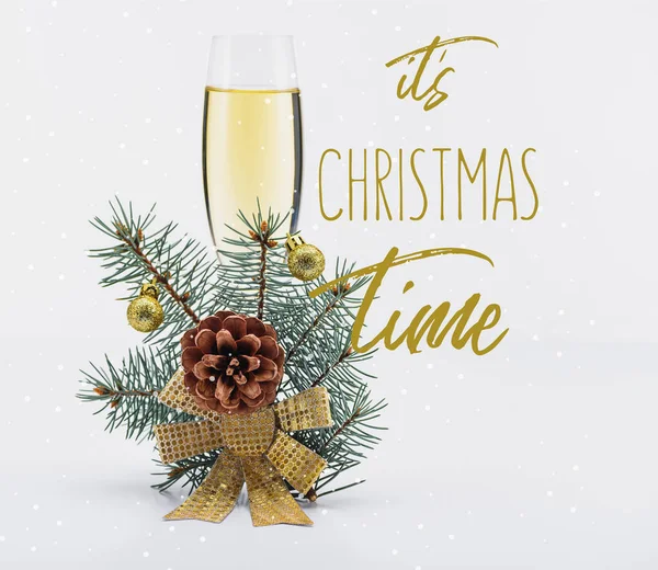 Coupe de champagne avec décoration de Noël sur fond blanc avec 
