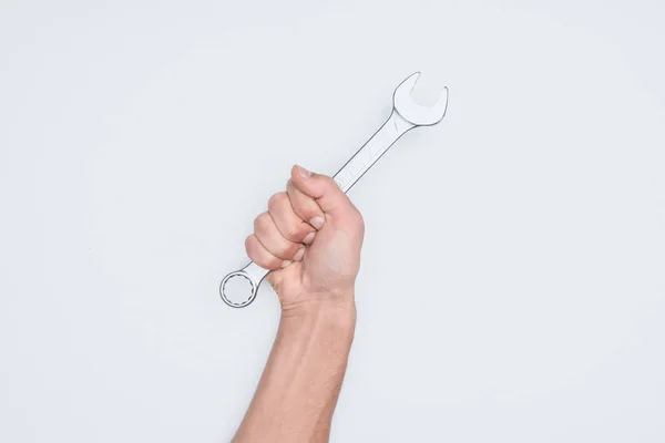 Обрізаний знімок людини, що тримає гайковий ключ ізольовано на білому — стокове фото