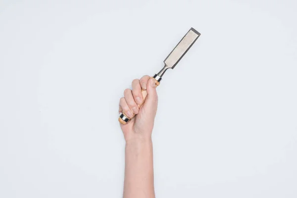 Recortado tiro de mujer celebración cincel aislado en blanco - foto de stock