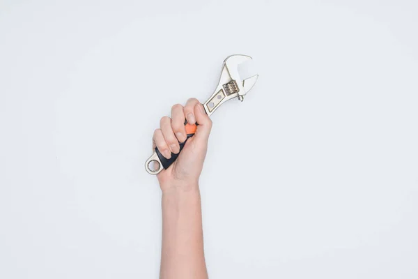 Tiro cortado de mulher segurando chave de tubo isolado em branco — Fotografia de Stock