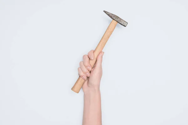 Ritagliato colpo di donna in possesso di martello isolato su bianco — Foto stock