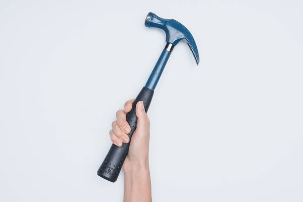 Abgeschnittene Aufnahme einer Frau mit Hammer isoliert auf Weiß — Stockfoto