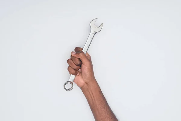 Обрезанный снимок африканского американца с гаечным ключом, изолированным на белом — стоковое фото