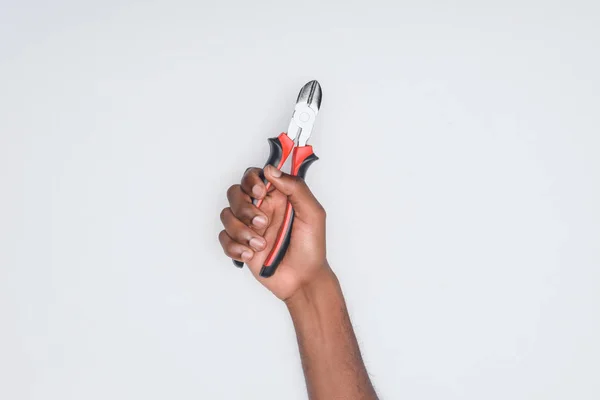 Tiro recortado de homem afro-americano segurando alicate isolado em branco — Fotografia de Stock