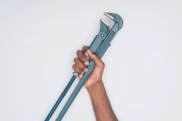 Обрізаний знімок афроамериканського чоловіка, який тримає сантехнічний ключ ізольовано на білому — Stock Photo