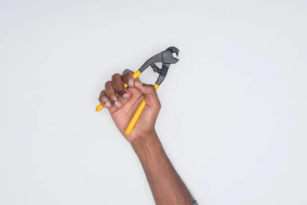 Tiro recortado de homem afro-americano segurando alicate de corte isolado em branco — Fotografia de Stock