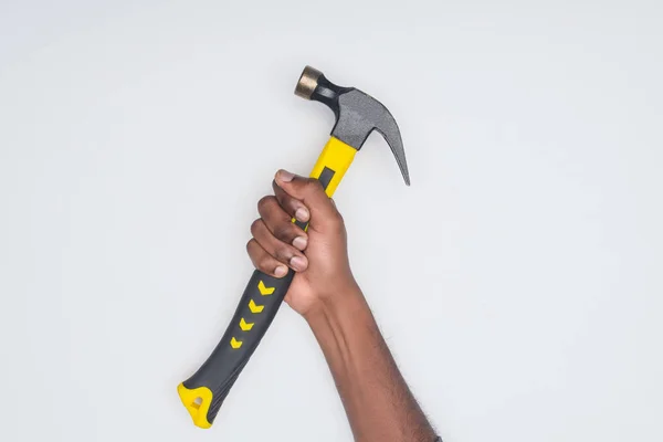 Abgeschnittener Schuss eines Afroamerikaners mit Hammer isoliert auf Weiß — Stockfoto