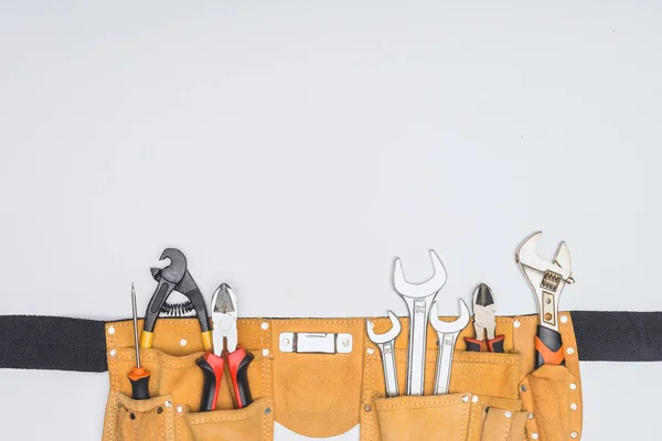 Vista superior da correia do jogo da ferramenta com instrumentos do reparador isolados no branco — Fotografia de Stock
