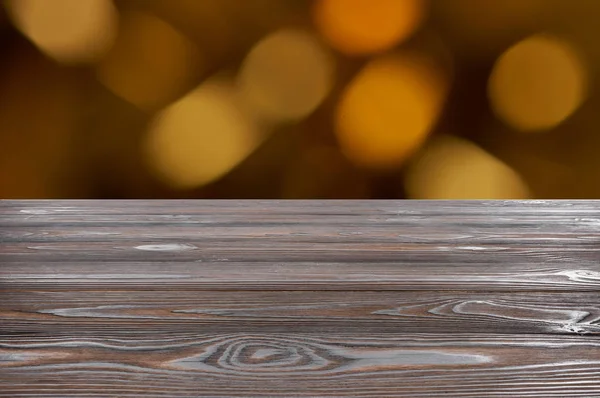 Plantilla de piso de madera marrón sobre fondo naranja borrosa — Stock Photo