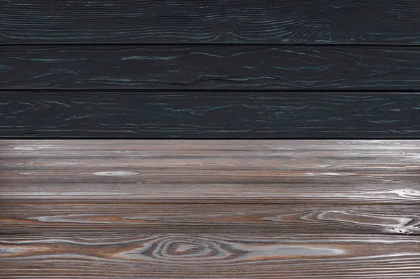 Gabarit de plancher en bois brun sur fond de planches noires — Photo de stock