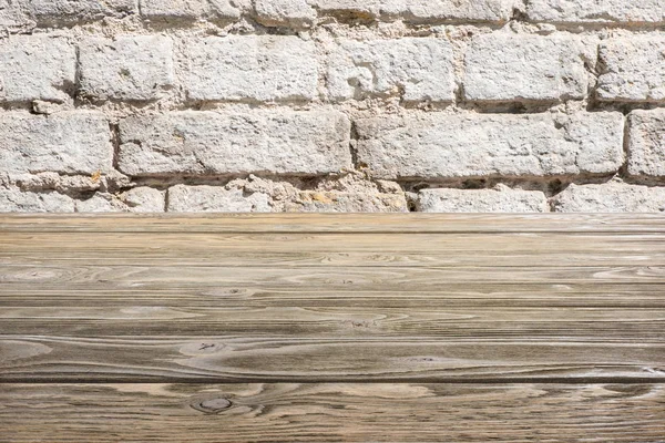 Plantilla de piso de madera marrón con pared blanca sobre fondo - foto de stock