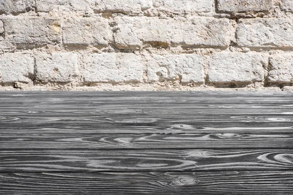 Modelo de piso de madeira cinza com parede de tijolo branco no fundo — Fotografia de Stock