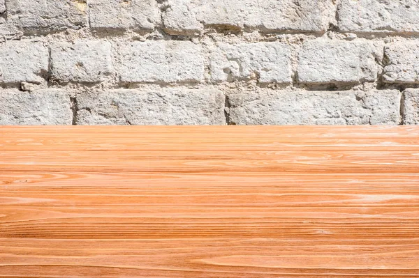 Vorlage aus orangefarbenem Holzboden mit weißer Ziegelwand auf Hintergrund — Stockfoto