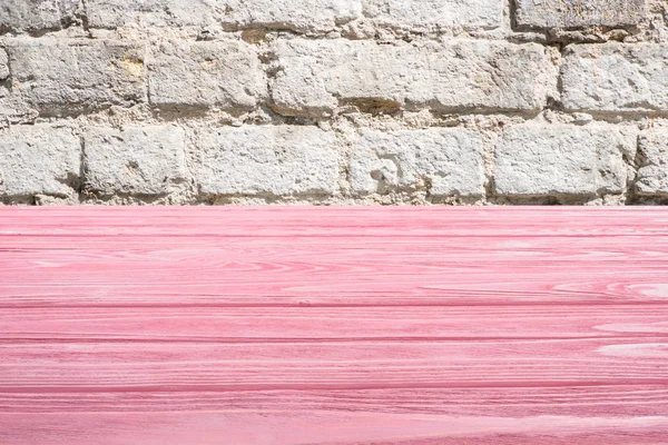 Modello di pavimento in legno rosa con muro di mattoni su sfondo — Foto stock