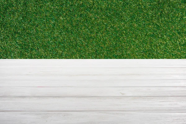 Vorlage aus weißem Holzboden mit grünem Gras auf Hintergrund — Stockfoto