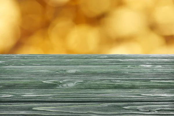 Plantilla de suelo de madera verde oscuro sobre fondo naranja borroso - foto de stock