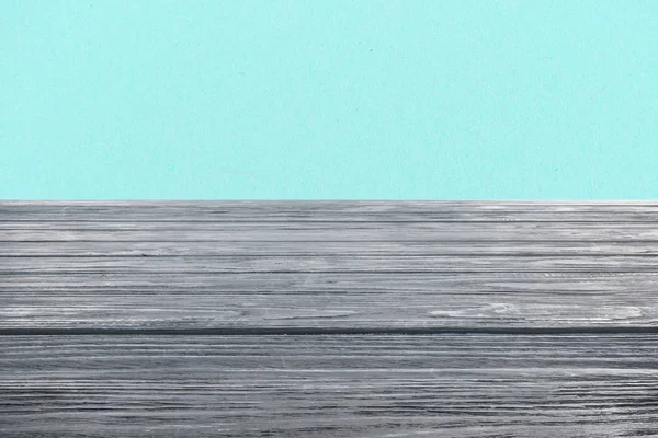 Plantilla de piso de madera gris sobre fondo turquesa - foto de stock