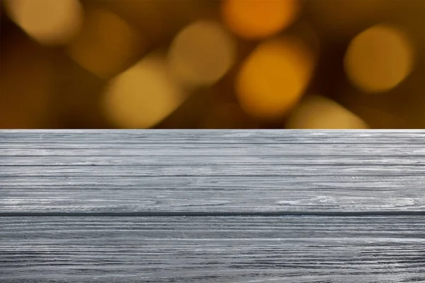 Vorlage aus grauem Holzboden mit verschwommenem orangefarbenem Hintergrund — Stockfoto