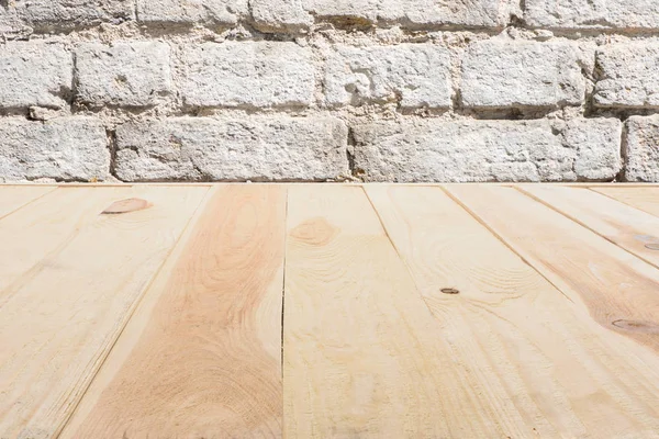 Modello di pavimento in legno beige fatto di tavole con muro di mattoni su sfondo — Foto stock