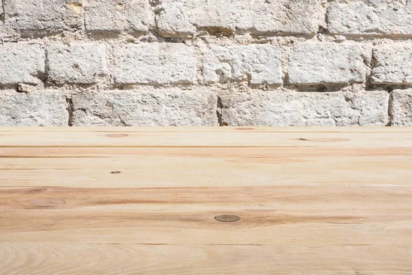 Modelo de piso de madeira bege no fundo da parede de tijolo — Fotografia de Stock