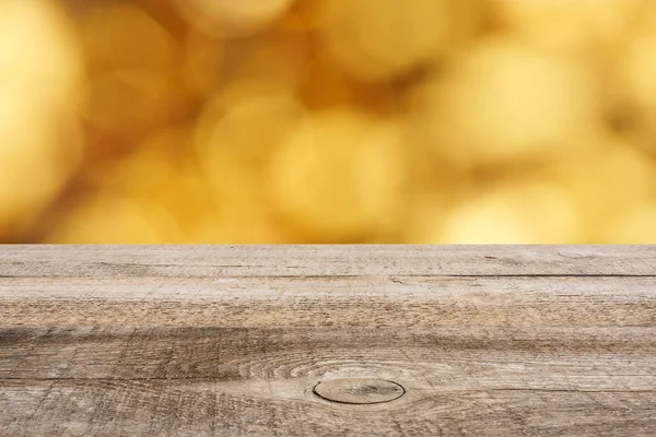 Plantilla de piso de madera marrón y fondo dorado borroso - foto de stock