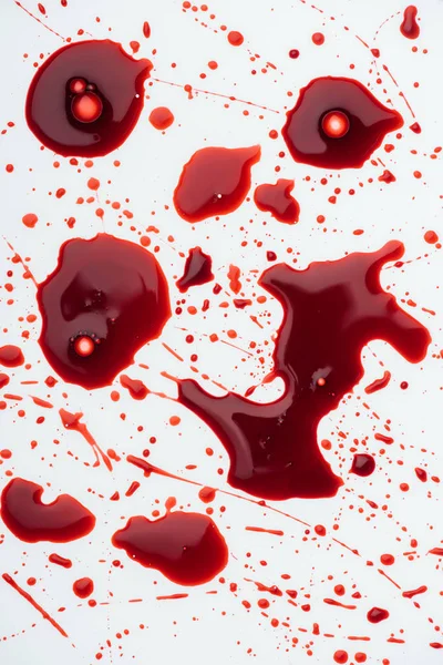 Vista superior de respingos de sangue bagunçado no branco — Fotografia de Stock