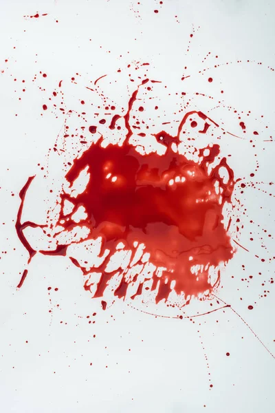 Vue de dessus de tache de sang salissante sur la surface blanche — Photo de stock