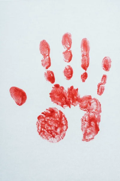 Вид сверху на кровавый отпечаток руки на белом — стоковое фото