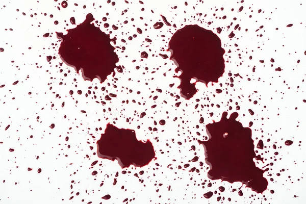 Vista superior de respingos de sangue com pequenas gotas na superfície branca — Fotografia de Stock